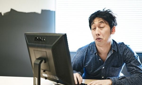 「あっけらかん」はいい意味？褒め言葉？使い方と語源を解説！【類義語・例文つき】